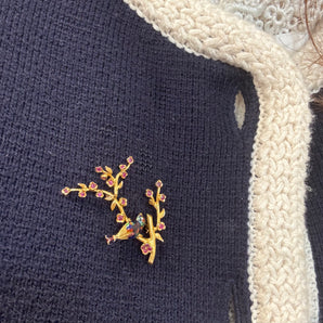 Broche oiseau dans un cerisier